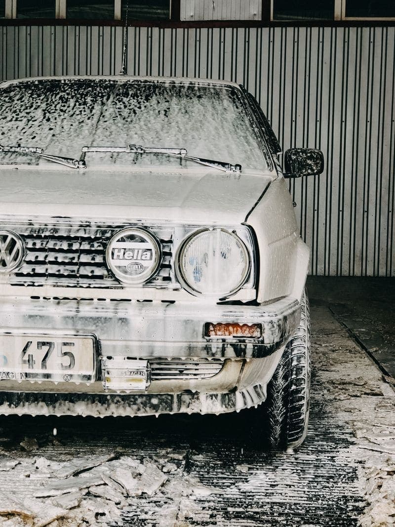 Carro cubierto de espuma durante el lavado a mano