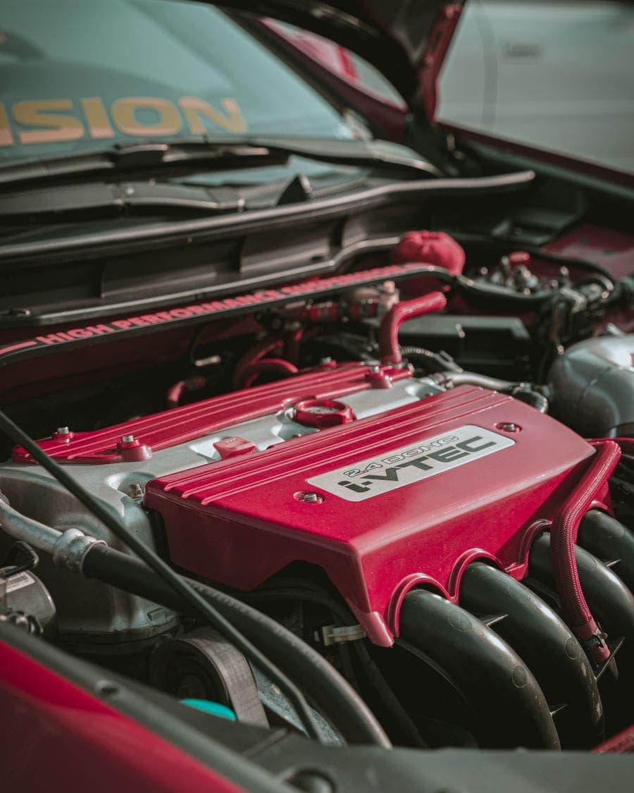 Motor de un carro limpio y sin grasa